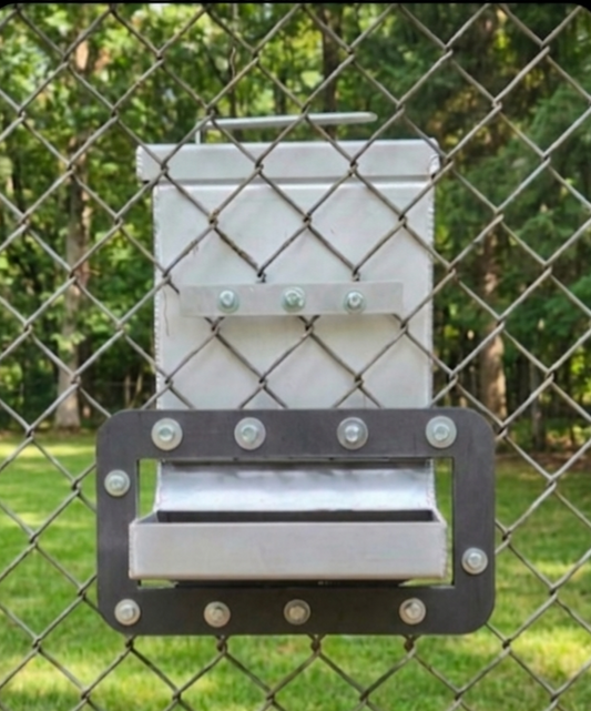 "Standard" dog feeder with chain link mount kit